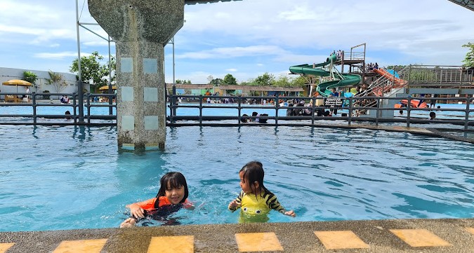 Foto Kolam Renang Bintang Fantasi