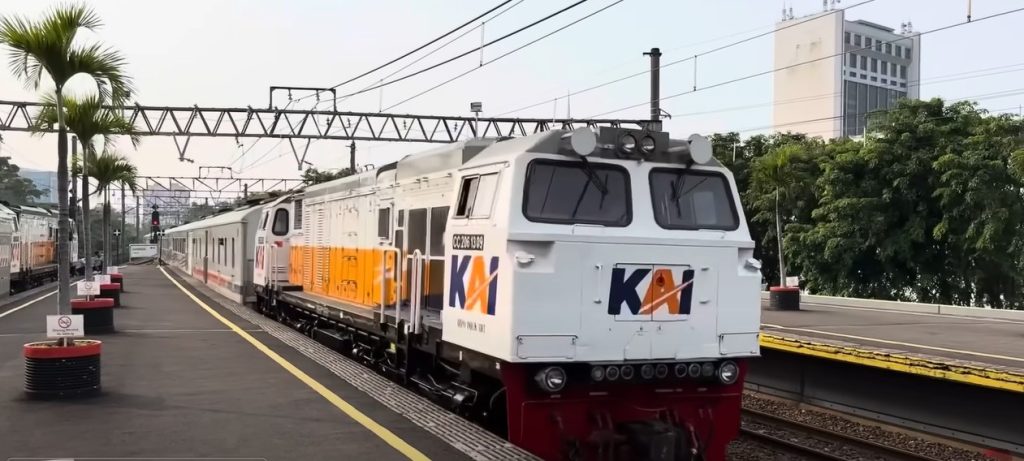 Gambar Kereta Api Brawijaya Masuk Stasiun Gambir