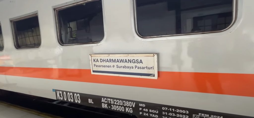 Gambar Rankaian Kereta Api Dharmawangsa